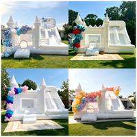Château gonflable blanc pour jardin avec grande toboggan combinée, idéal pour les fêtes d'anniversaire, mariages et événements en extérieur ou en intérieur pour enfants