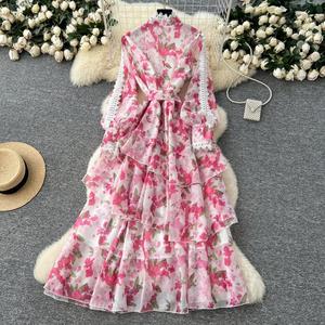 Vestido largo maxi para mujer con estampado floral, ribete de encaje, cuello alto y lazo en la cintura, con dobladillo ondulado. - Product Image 5