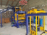 Machine de fabrication de briques hydraulique automatique en Indonésie machine de moulage de blocs inerlock pavage machine de fabrication de briques prix