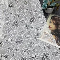 Tissu en polyester respirant et léger, découpé au laser, à motif floral ajouré, broderie anglaise pour la confection de vêtements