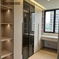 Conception de dressing moderne et luxueux sur mesure avec planification flexible des armoires pour projets résidentiels