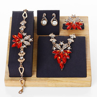 Présentoir à bijoux en bois multi-sections A1 avec buste pour colliers, panneau pour boucles d'oreilles, support pour bagues, tapis pour pendentifs et présentation de vente au détail