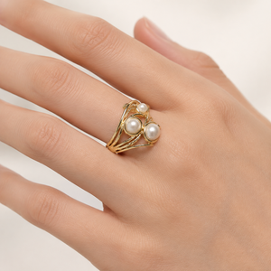 Bague ajustable en acier inoxydable plaqué or 14 carats sous vide, motif vague perlée, avec trois fausses perles blanches sculptées - Product Image 4