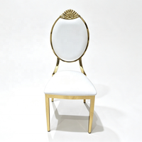 Chaise de mariage en acier inoxydable doré avec dossier sculpté en forme de couronne et médaillon ovale, revêtement en cuir blanc pour banquet