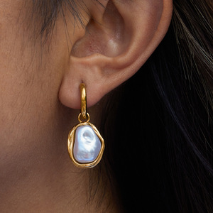ต่างหูระย้าชุบทอง18K ตัวเรือนมุกแบบไม่สม่ำเสมอสวมใส่ได้ทุกวัน - Product Image 2