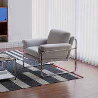 Fauteuil d'appoint design NKOL de style Bauhaus moderne du milieu du siècle, avec coussin carré inclinable en cuir et pieds en métal pour salon