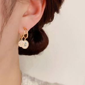 Pendientes de Plata S925 con Aguja de Plata, Estilo Retro Francés de Lujo, con Circonitas Delicadas, Joyería de Acero Inoxidable con Efecto de Sonido de Explosión al Moverse - Product Image 1