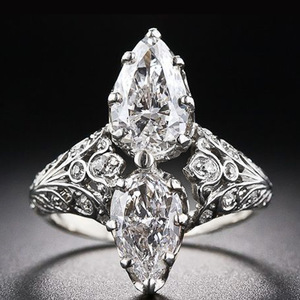 Anello con Doppia Pera Decorativa per Donne, Accessorio Creativo per Feste e Matrimoni, Regalo di Moda - Product Image 1