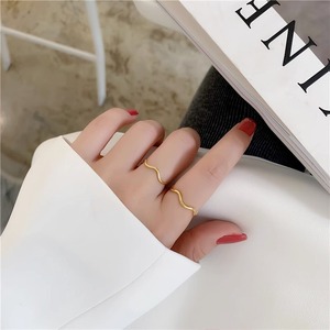 Bague élégante en acier inoxydable en forme de vague pour femmes |   Bague tendance plaquée or |   Style minimaliste pour un usage quotidien - Product Image 3