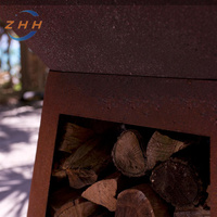 Foyer rustique en acier corten avec grille de cuisson barbecue intégrée et écran pare-feu