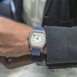 שעון טונאו וינטג' לגברים, מינימליסטי, מכני, עם לוגו בהתאמה אישית (OEM), רצועת עור ופלדת אל-חלד, עמיד במים, עם מחוגים. - Product Image 5