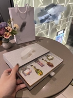 Boîte d'emballage personnalisée : Coffret rigide haut de gamme pour échantillons de parfum en cinq pièces avec papier spécial, estampage à chaud et doublure en satin