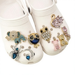 Hebilla de metal personalizada ODM con diseño de Cenicienta, joyería de lujo con diamantes de imitación, gemas, animales y perlas, venta al por mayor - Product Image 3