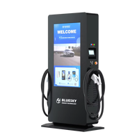 Borne de recharge rapide DC pour véhicules électriques Bluesky 120 kW sur pied avec double connecteur et écran publicitaire pour station publique