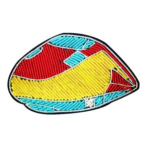 INSIGNIA BORDADA SEDA DISEÑO DE CONCHA - Product Image 1