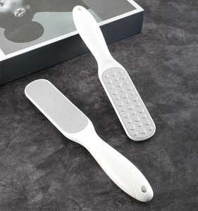 Râpe à pieds double face en acier inoxydable et éliminateur de callosités, éliminateur de peaux mortes, planche à frotter pour pédicure à long manche, usage domestique - Product Image 6