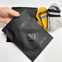 Sac en polyéthylène noir givré personnalisé écologique pour chaussettes, sac d'emballage réutilisable avec fermeture éclair, sac en plastique à fermeture éclair pour t-shirts et vêtements
