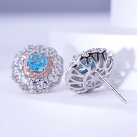 Boucles d'oreilles clous tendance en argent sterling 925 plaqué or blanc 18 carats, serties de diamants roses et bleus taille radiant, idéales pour les fiançailles et les vacances