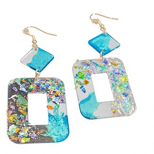 Boucles d'oreilles pendantes colorées en forme de dés, uniques en résine acrylique, pour femmes, cadeaux de fête, bijoux sur le thème du casino, mignonnes et élégantes - Product Image 2