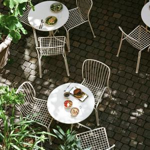 Crèmekleurige moderne buitenset - metalen tafel en stoelen voor koffieshop, theehuis en binnenplaats - Product Image 5