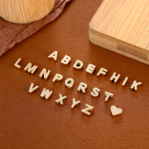Abalorio Deslizante con Inicial Incrustada |   Abalorio de Letra del Alfabeto Chapado en Oro PVD de 18K con Incrustaciones de Diamantes de Imitación en Acero Inoxidable |   Impermeable e Hipoalergénico - Product Image 2