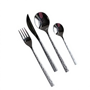 Cette collection de couverts de style vintage haut de gamme comprend une fourchette à salade, une fourchette à dîner, un couteau de table et une cuillère à soupe. - Product Image 1