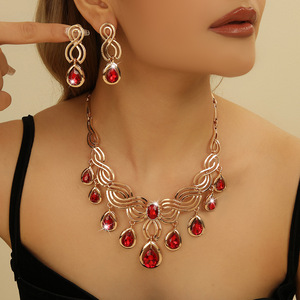 Parure de bijoux deux pièces pour femme, collier et boucles d'oreilles pendantes rouges incrustées de diamants, style mode exagéré, pour mariage - Product Image 1
