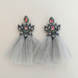 Las mujeres usan borlas de tela de tul arcoíris bordadas a mano pendientes de forma de loto hechos a mano de diseñador - Product Image 1