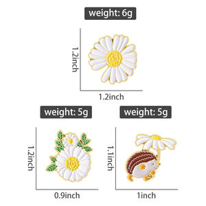 เข็มกลัดเคลือบลายการ์ตูนเม่นน้อยน่ารักถือดอกเดซี่ ของขวัญเครื่องประดับขายส่งจำนวนมาก - Product Image 6