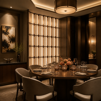 Paravent incurvé rétroéclairé à lattes, ton bois, grille avec accents bronze, éclat chaud, personnalisé pour hôtels et villas