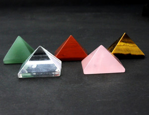 En gros beaucoup de genres de cristal et taille reiki pyramide de noël pyramide de cristal pour décor de guérison - Product Image 1