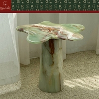 Table d'appoint en onyx et jade vert fini à la main GOLDKING pour galerie d'art, maison de luxe et hall d'hôtel avec des veines vertes dorées douces