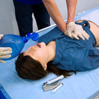 MEDVISION LISA Advanced Life Support Simulator Manikin Silikon dengan Perawatan CPR & Trakeostomi Warna Kulit untuk Pelatihan Medis