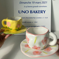 Vente directe d'usine, tasse à café et soucoupe en céramique de luxe léger au design rétro, motif cœur de fille