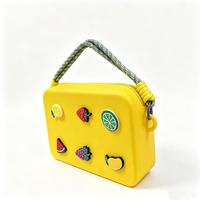 Pochette cosmétique miniature personnalisée, étanche, portable, en silicone, avec breloques décoratives personnalisées, sac de rangement pour articles de toilette de voyage