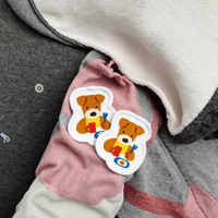 Badge logo personnalisé brodé en forme de cœur alphabet, écologique, faible MOQ, conception OEM/ODM sur mesure pour marques de vêtements, personnalisable