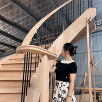 Escalier en colimaçon courbé directement de l'usine, balustrade en fer filigrané artisanal, marches en chêne massif, OEM ODM, escalier sur mesure, MOQ 1 ensemble