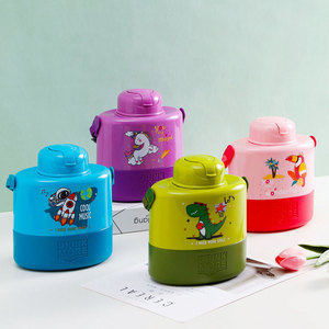 ขวดน้ำเด็กแบบการ์ตูน ปลอดสาร BPA พร้อมหลอดและเชือก ใช้ซ้ำได้ เป็นมิตรกับสิ่งแวดล้อม ความจุขนาดใหญ่ 1350 มล. สำหรับการเดินทาง - Product Image 5