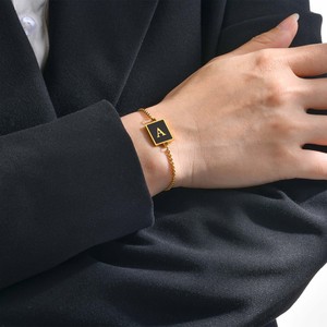 สร้อยข้อมือไทเทเนียมแฟชั่นคุณภาพสูงปรับได้สร้อยข้อมือเริ่มต้น26ตัวอักษรสร้อยข้อมือสแตนเลสชุบทอง - Product Image 4