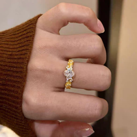Bague en or ancien avec diamants en forme d'étoile et petits diamants sertis dans un serti en forme d'œuf de pigeon