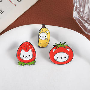 Broche Chat Mignon aux Fruits, Chaton de Dessin Animé Portant une Fraise, une Banane, une <span class=keywords><strong>Tomate</strong></span>, Épinglette en Émail - Product Image 2