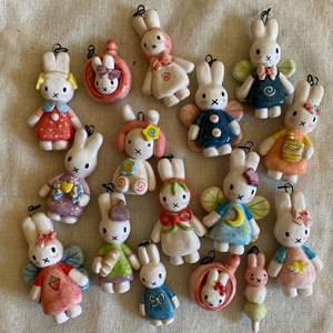 Collana con ciondoli elettrolitici a goccia d'olio 2026 Comiya Toba con simpatici cartoni animati, coniglietto in rame, stella, fiocco, fragola e ali di farfalla - Product Image 1