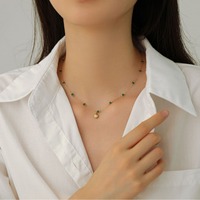 Collier élégant et populaire en acier inoxydable plaqué or 18 carats avec perles et coquillages, style océan, pour femmes, idéal pour les tenues quotidiennes, décontractées ou de soirée