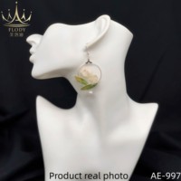 AE-997 Boucles d'oreilles créoles pendantes artisanales en argent avec fleur de lys en résine blanc ivoire et perle, accessoires de mariage et de mariée