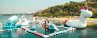 Parc aquatique gonflable pour la plage, les océans et les lacs aux Philippines, parcours d'obstacles aquatiques avec grand toboggan licorne