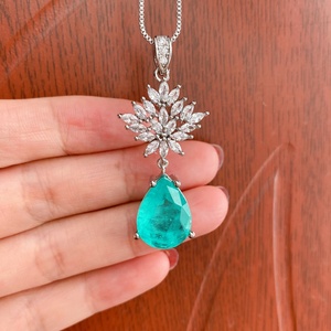 Venta al por mayor de fábrica: Pendientes de circonita roja de 14-12 mm con forma de labios, chapados en oro, de aleación de cobre ecológica, joyería de moda para bodas. - Product Image 2