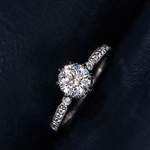 Anello da donna con taglio rotondo, tono argento, con pietre scintillanti, gioiello alla moda da indossare sul dito - Product Image 1