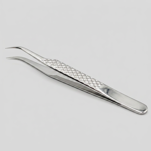 Pince à épiler TEEJAY en forme de J, finition argentée, pour volume et isolation des cils - Product Image 1