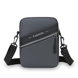 กระเป๋าสะพายข้างผู้ชายแบบเรียบง่าย กระเป๋าสะพายข้างเคลือบ PU น้ำหนักเบาขนาดเล็กสำหรับใช้ในชีวิตประจำวัน สีเทา สีดำ สีเขียวทหาร สีน้ำเงินเข้ม - Product Image 1