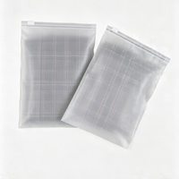 Sacs en plastique CPE mats personnalisés avec fermeture éclair, sacs à glissière imprimés avec logo pour l'emballage de vêtements, t-shirts, vêtements, rangement de vêtements
